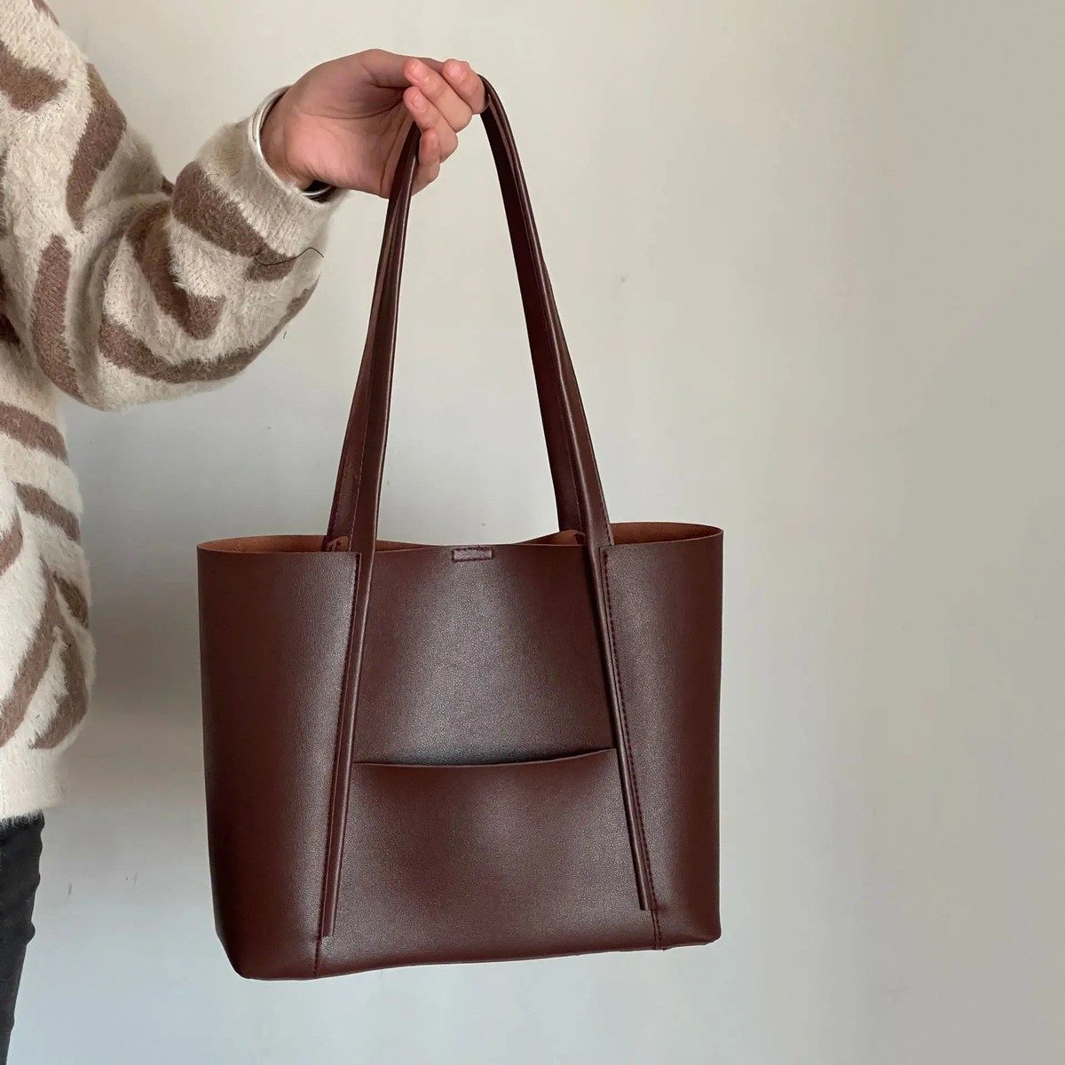 Chic Women's Black Leather Tote Bag - Spacious Design with Wide Strap 4