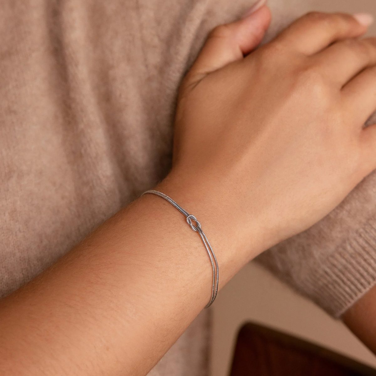 Elegant Love Knot Bracelet - High-Quality Metal for Special Occasions 2