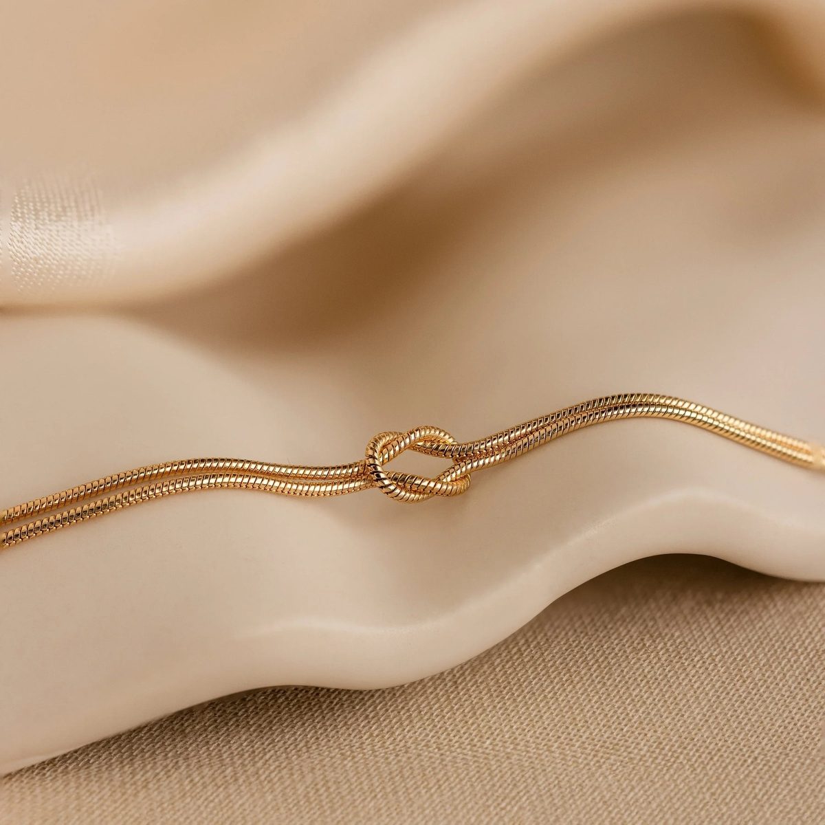 Elegant Love Knot Bracelet - High-Quality Metal for Special Occasions 5